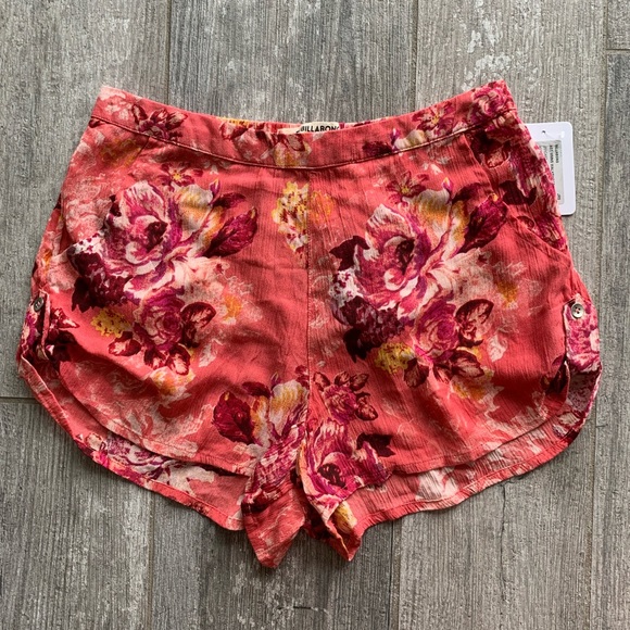 π₯π₯BILLABONG - FLORAL SUMMER SHORTSπ₯π₯ - Picture 2 of 4